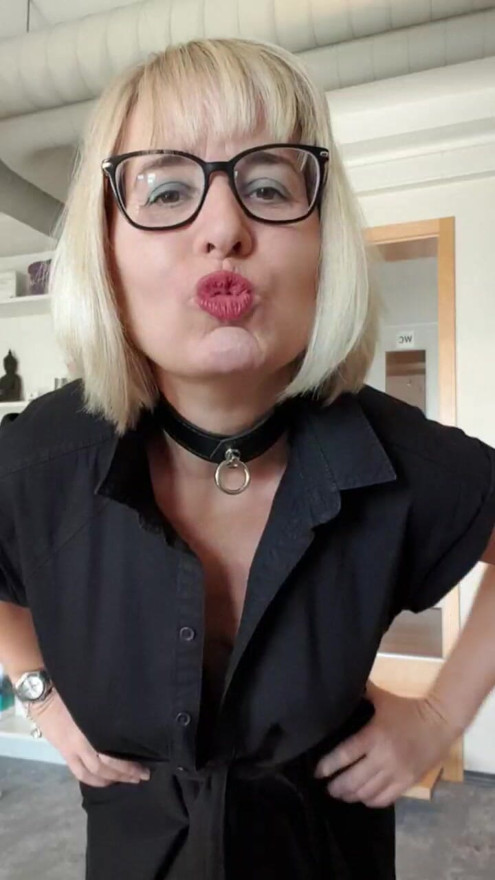Spezielles BDSM-Kleid für die Arbeit