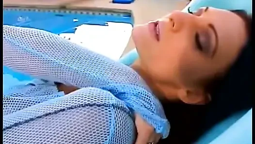 Victoria si cewek imut rambut cokelat lagi asik muasin memeknya pakai mainan seks warna pink di pink dekat kolam renang