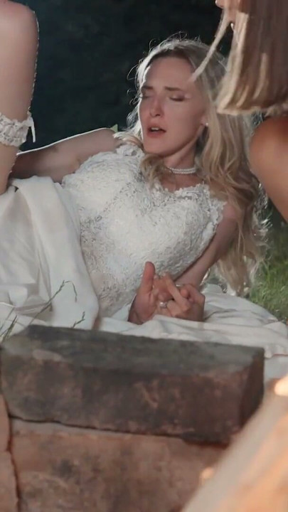 VIP4K. Um ritual de casamento sombrio com uma linda noiva loira | Clip 3