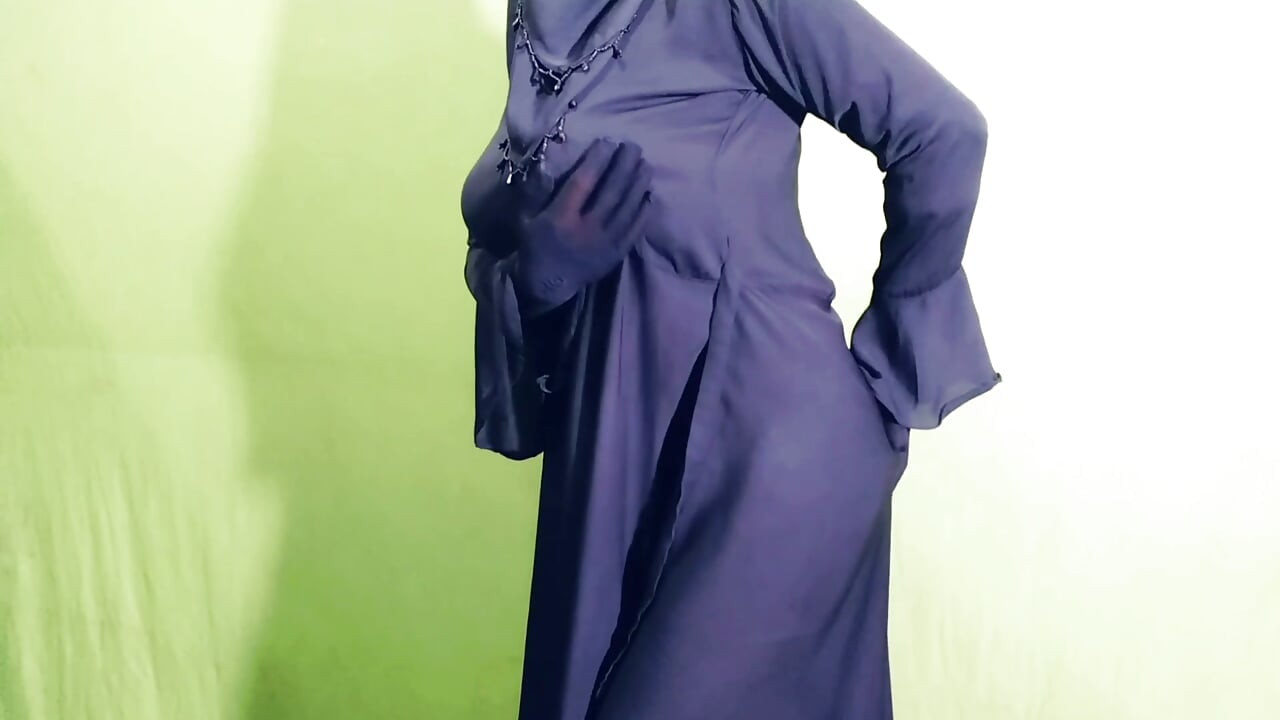 Suami aku tak ada di rumah jadi aku sedang melancap di dalam rumah.