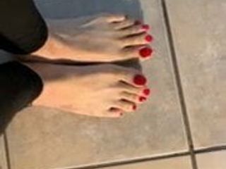 Красный ноготь на пальцах ног