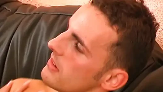 Bu büyük memeli Alman bebek sikilmek için burada ve dölle kaplı