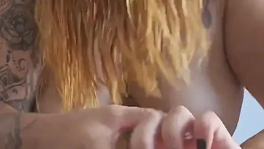 Tetanggaku minta aku merekam video ngajarin istrinya gimana caranya jadi pelacur, sekarang aku jadi gurunya