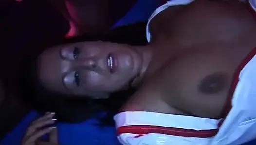 Azgın esmer hatun ıslak amcığını sikiyor