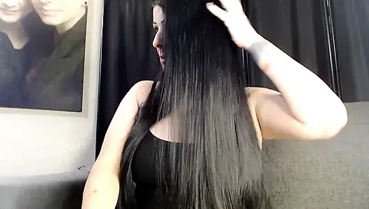 Длинные черные волосы расчесываются пальцами и расчесываются