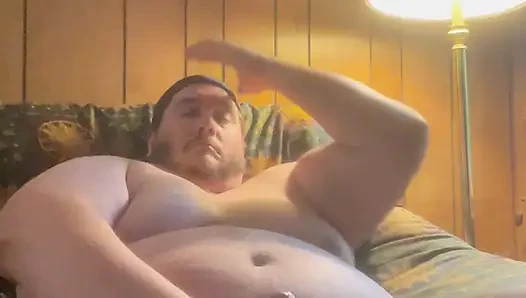 Büyük yakışıklı kaslı tombul çıplak poz ve direğiyle oynuyor