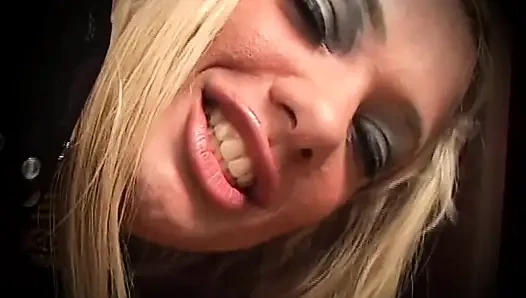 Güzel memeli sarışın orta yaşlı seksi kadın büyük yarakla sikiliyor ve ağzına boşaltıyor