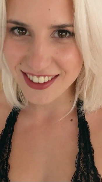 Moment émotif de « GERMAN SCOUT - la gentille fille Amy Douxxx séduit pour une baise brutale lors d’un casting de travail de modèle »