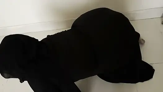 Suudi Arabistan'da kafası sıkışınca güzel bir hizmetçiyi sikiyor