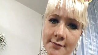 Puta rubia caliente de Alemania mostrando su increíble masturbación en la cámara