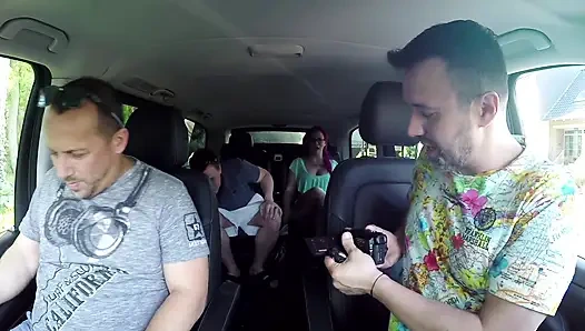 Gadis pantat montok bertato dan rambut warna diajak ngentot di dalam mobil