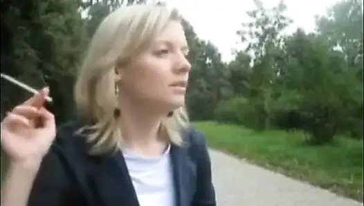 Si cantik pirang merokok di luar ruangan