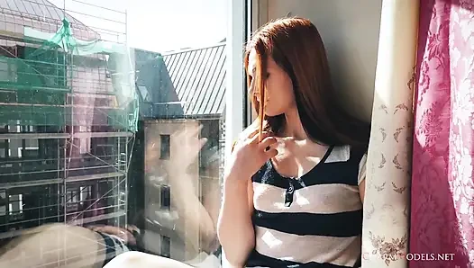 Lea in Sunshine, rothaariges schätzchen am fenster