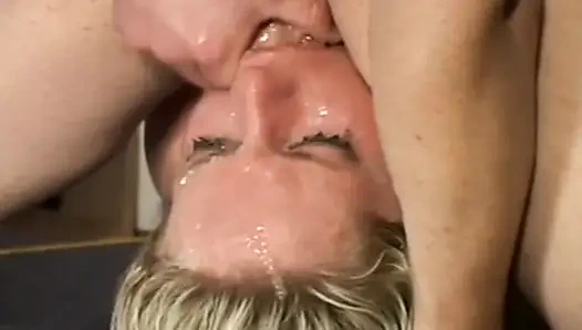 Эту французскую крошку хардкорно трахнули в рот