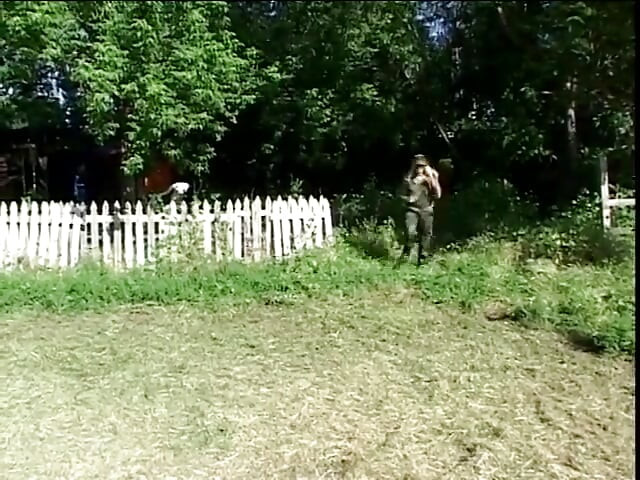 Militärische blondine wird geritten