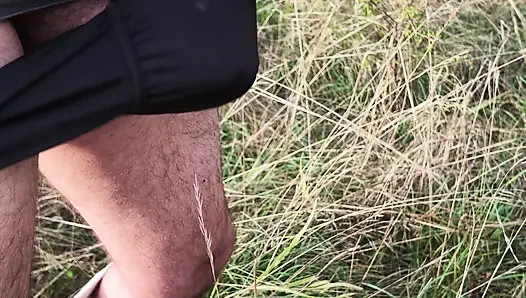Sünnetsiz xl yarağımla açık havada sidik, yumuşak yarakla dolaşıyor