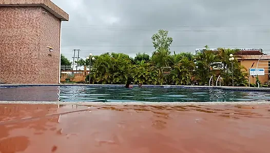 Cewek sange ini dientot habis-habisan sampai orgasme dua kali di kolam renang