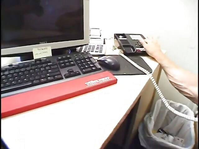 Černá dívka se ohne nad svou kamarádkou a hraje si se svou kundičkou