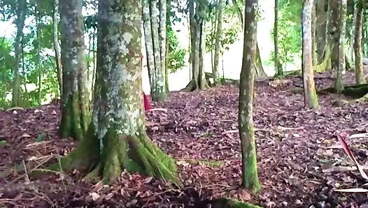 БЛЕДНОКОЖАЯ ДЕВУШКА МАСТУРБИРУЕТ В ЛЕСУ И ПОКАЗЫВАЕТ ЕЕ ЗАДНИЦУ