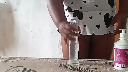 Aku terangsang dan duduk di kontol besar, memekku yang sempit menelan semuanya.