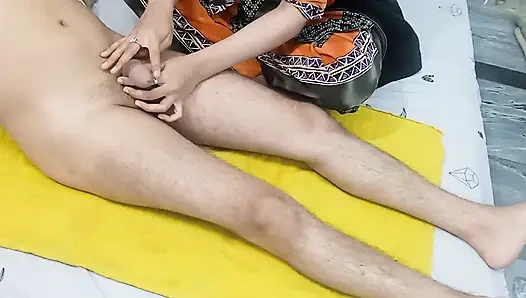 Hintli koca güzel evli kadın büyük yarak masajı ve karısının eline krem boşalması