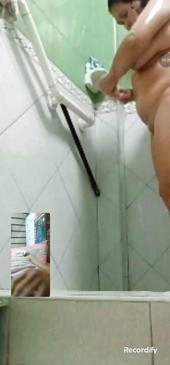 Je fais un appel vidéo ce matin. On se branle ensemble via Skype.