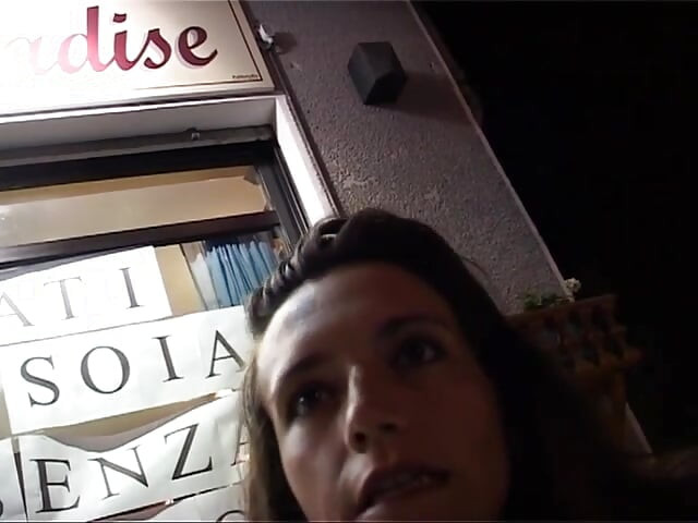 Настоящая итальянская жена занимается сексом дома со своим тайным любовником