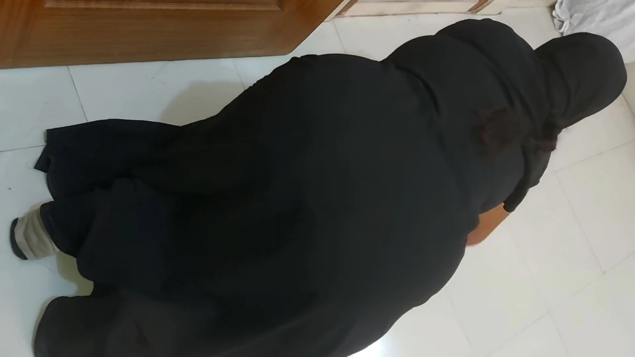 Büyük göt ve büyük memeli Arap üvey anne Hintli üvey oğlu tarafından sikiliyor