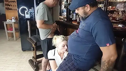 Erkek arkadaşı ve en iyi arkadaşı tarafından yüzü sikiliyor