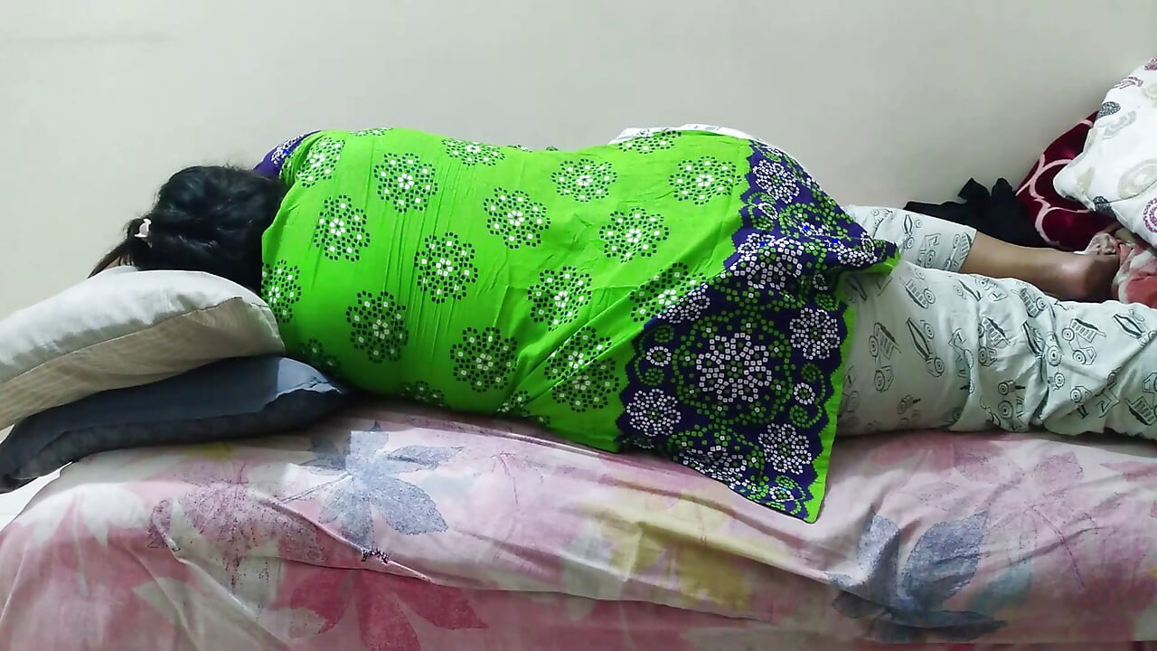 Udovica seksi maćeha s velikom guzicom poziva pastorka u svoju sobu na jebanje i skida se gola, a zatim se posinak zavede i jebe je u guzicu