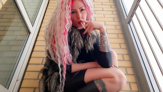 Merokok fetish dengan dominatrix nika.