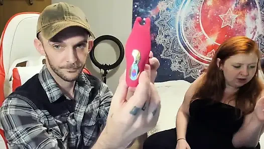 Animour külot dildo kutularını açıp mastürbasyon yapıyor