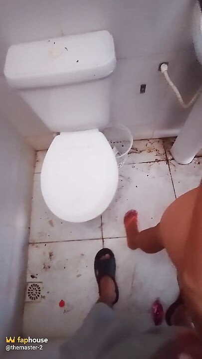 我们早上在广场的公共厕所