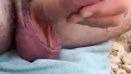 Halka açık plajda yarak gösterisi mastürbasyon yapıyor