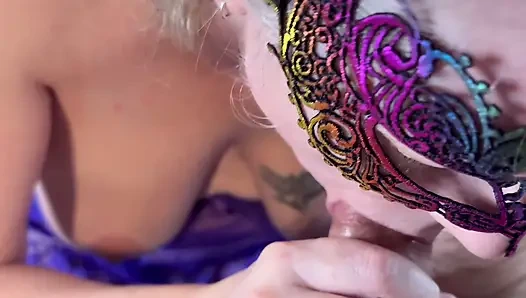 Amateur-ehefrau bläst in pOV, super nahaufnahme sperma im mund