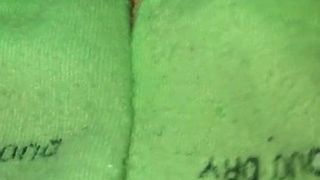 Éjaculation sur des chaussettes - vert clair