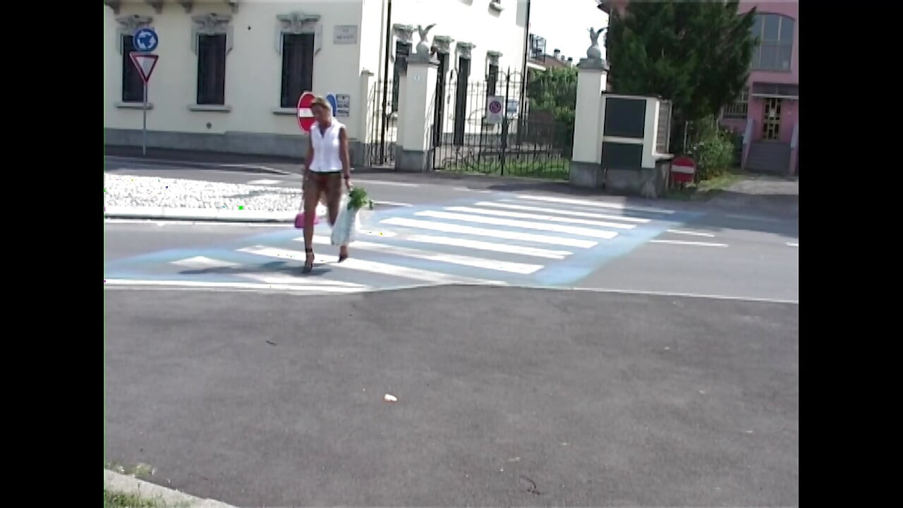 Erfahrene schlampe mag sich von einem jungen typ gefickt zu lassen