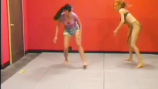 Рыжая шлюшка с большими сиськами трахает горячую крошку на ринге