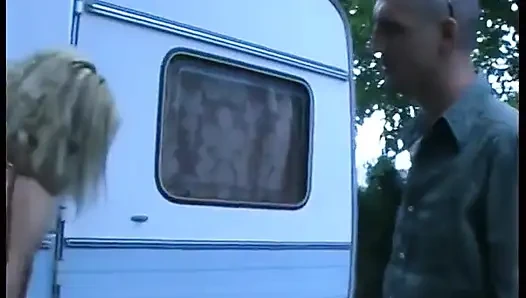 Yaşlı bir sapık sikişirken başkalarına bakmayı seviyor!
