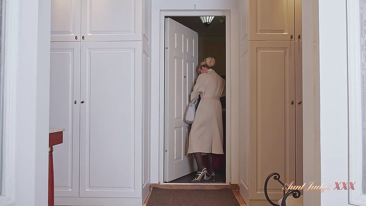 AuntJudysXXX - 호텔 방에서 모르는 놈과 섹스하는 음란한 밀프 승무원 Mishel