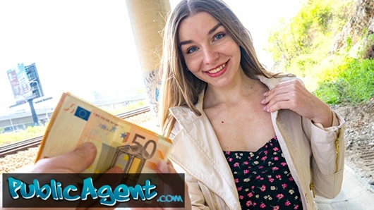 Public agent - une jolie jeune brune ukrainienne aux cheveux longs attend des amis et accepte de coucher avec un inconnu dehors