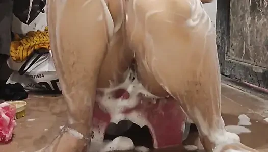 Priya bhabi ateşli banyo gösterisi