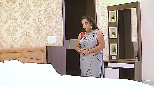 Gerçek azgın Hintli üvey kız kardeşler üvey erkek kardeşleriyle üçlü seks yapıyor