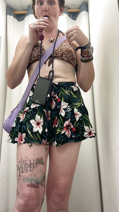 Striptease Em Uma Loja Enquanto Eu Fico Nua Para Experimentar Vestidos E Um Top De Biquíni