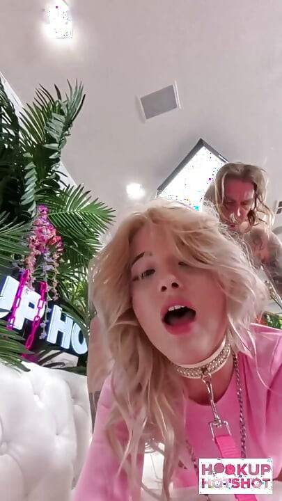 Η Nicole Nichols γονατίζει για να γλείψει τον κώλο του Bryan!