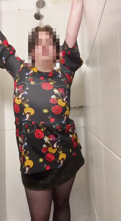 Gol-matol mahila boee krsadresar shvar men dildo ke saath khel rahi hai