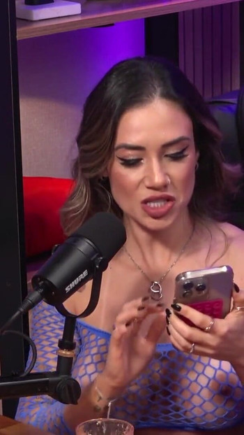 Εκπληκτική στιγμή από το "Sexy Fat Girl and Naughty Japanese Girl Make Out on the California TV Podcast"