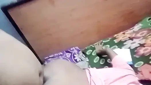 Desi tamilische ehefrau renu zahlt schulden beim nachbarn, stiefvater, doggystyle-arschfick auf seinem bett! Indianhotwifex