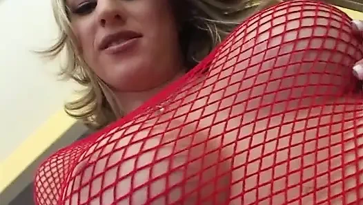 Blondes schätzchen würgt an zwei massiven schwänze und wird dann auf beide löcher gefickt