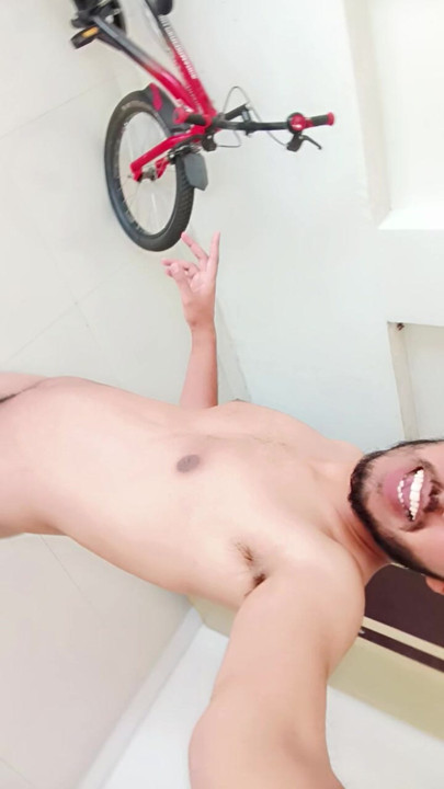 Besharm Mard ne ghar per kapde utaare.